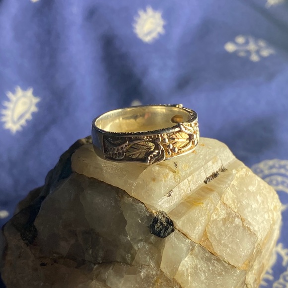 Landstroms BlackHills Gold and Silver Ring - Picture 2 of 8